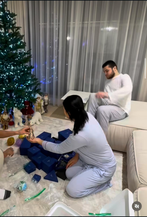 Nu e o glumă! Câte mii de lei costă globurile puse de Andreea Bostănică în brad