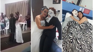 Femeia din imagine s-a căsătorit cu o păpuşă din cârpă! A făcut nuntă mare: "Toate femeile mă invidiază"