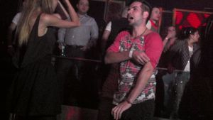 Ea danseaza, el se uita! Randi isi tine iubita ascunsa, iar in cazul in care iese cu ea o supravegheza non stop!