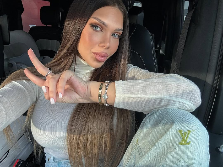 Cum l-a despărțit Gianina, mama copilului, pe Pescobar de iubită. ”Îl manipulează!” + Pe ce cheltuie banii afaceristului