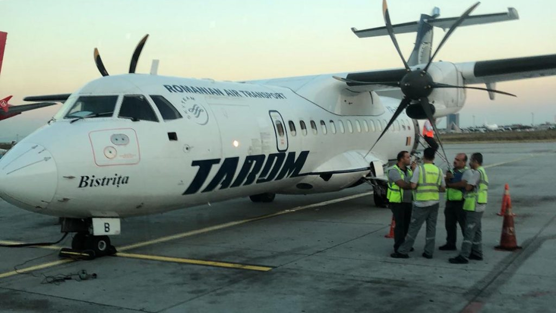 Exclusiv | Un avion Tarom a rămas la sol, la Istanbul, după ce un motor s-a defectat! Pasagerii se tem pentru viața lor
