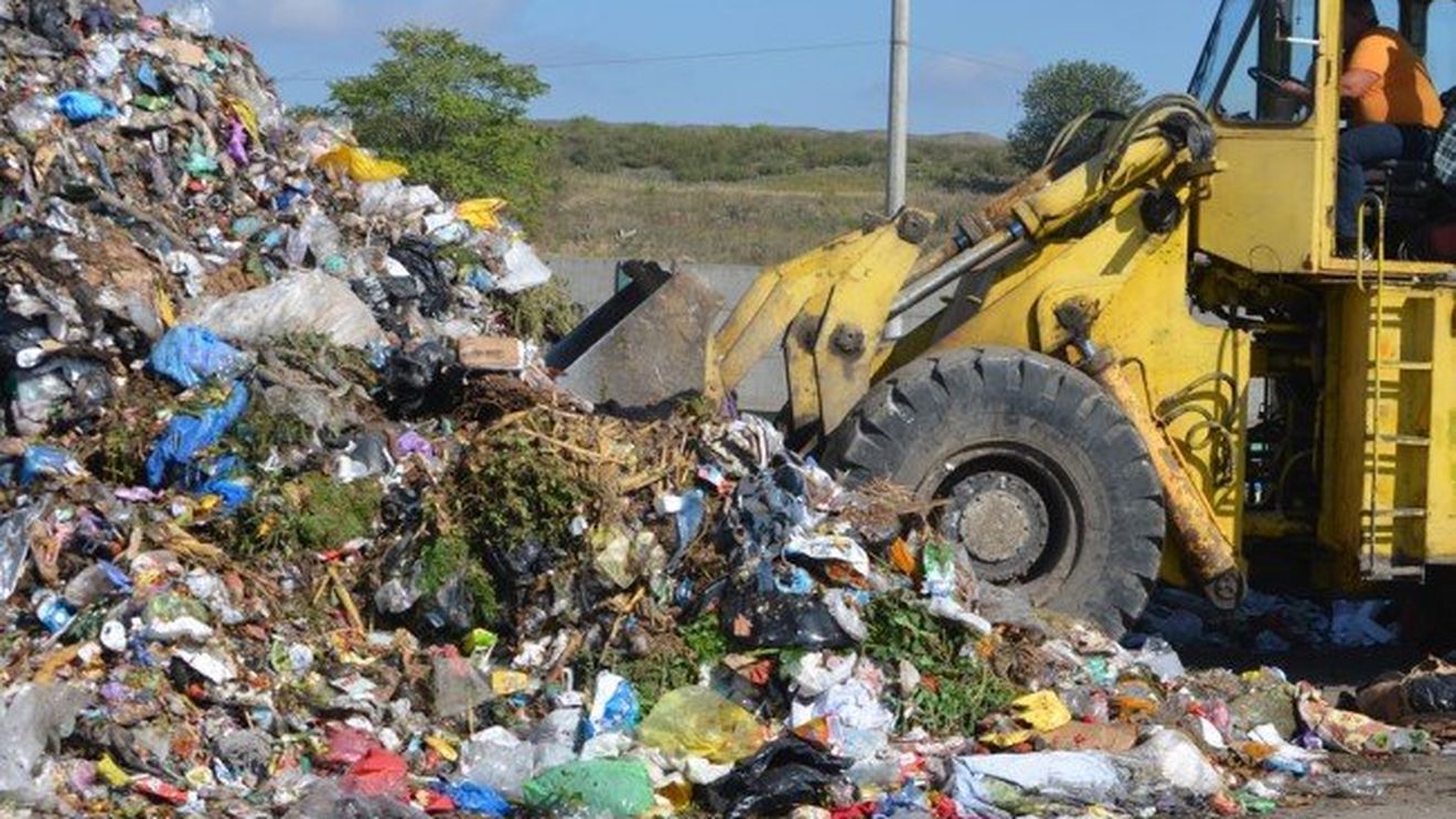 Situație de urgență în județul Arad: gunoaie neridicate în zeci de localități