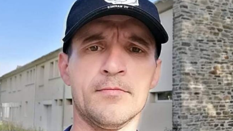 A plecat spre casă și a dispărut fără urmă! Nimeni nu știe ce s-a întâmplat. Dacă îl vedeți, sunați la poliție!