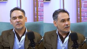 Cum arată mama lui Răzvan Simion? Imagine rară cu mama prezentatorului de la Antena 1