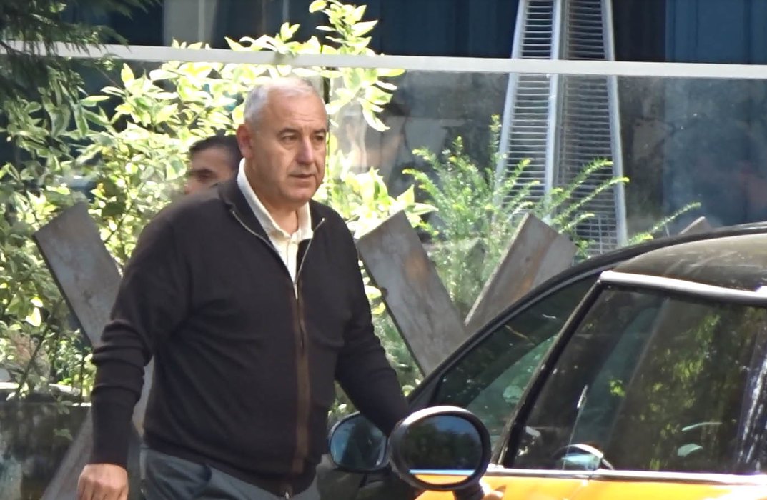 Dorin Cocoş pleacă singur de la restaurant