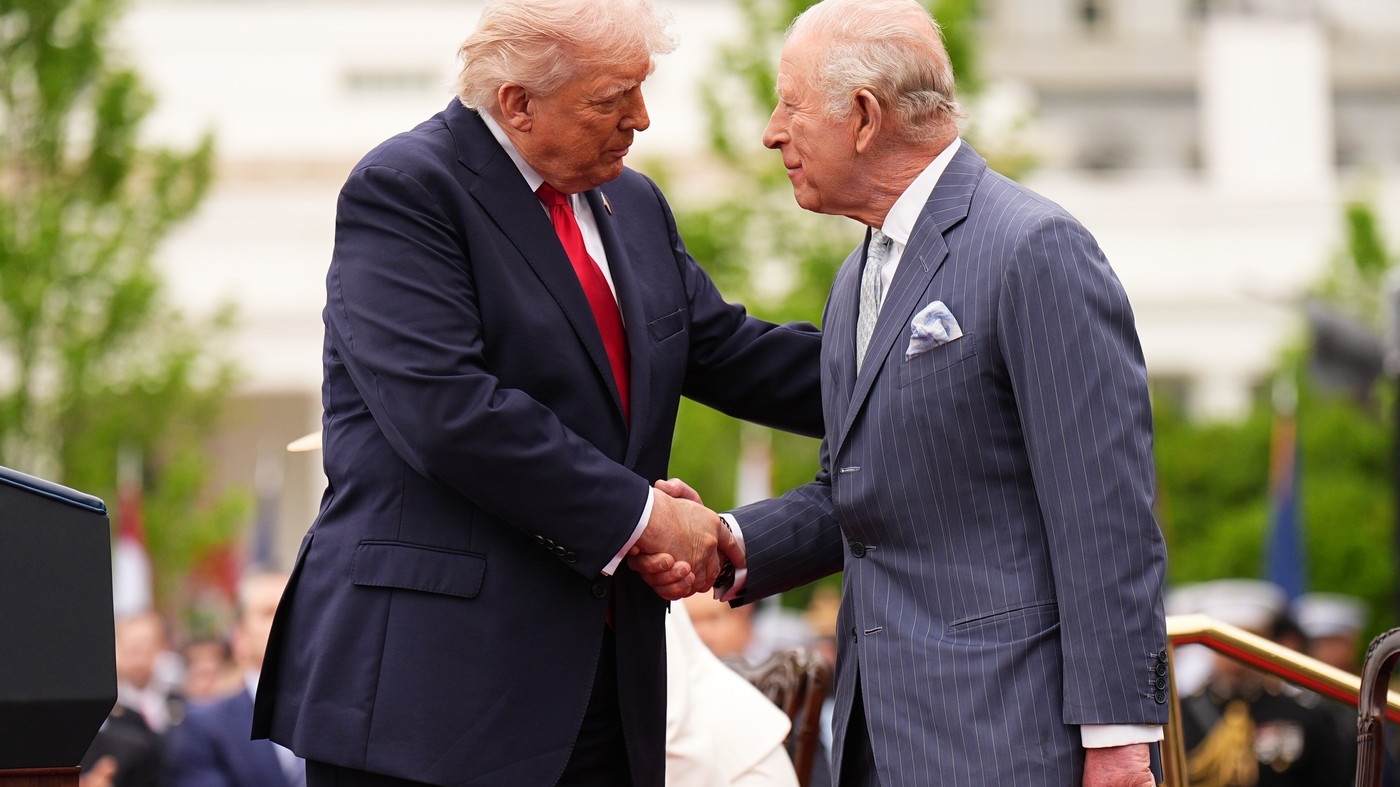Detaliul care a atras atenția la întâlnirea lui Donald Trump cu Regele Charles. Ce s-a observat la mâna președintelui american