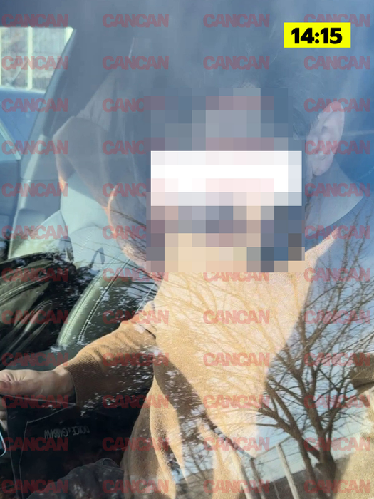 Ruxandra a rămas acoperită cu haina de blană, pe banchet din spate