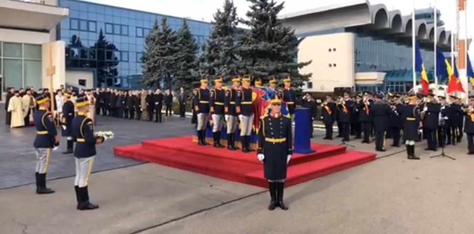La aeroport a avut loc o scurtă ceremonie funerară