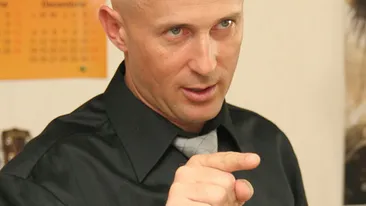 Garcea, cum nu l-ai vazut niciodata! Acum 30 de ani, actorul frangea inimi cu infatisarea asta de liceean! Ce par des avea