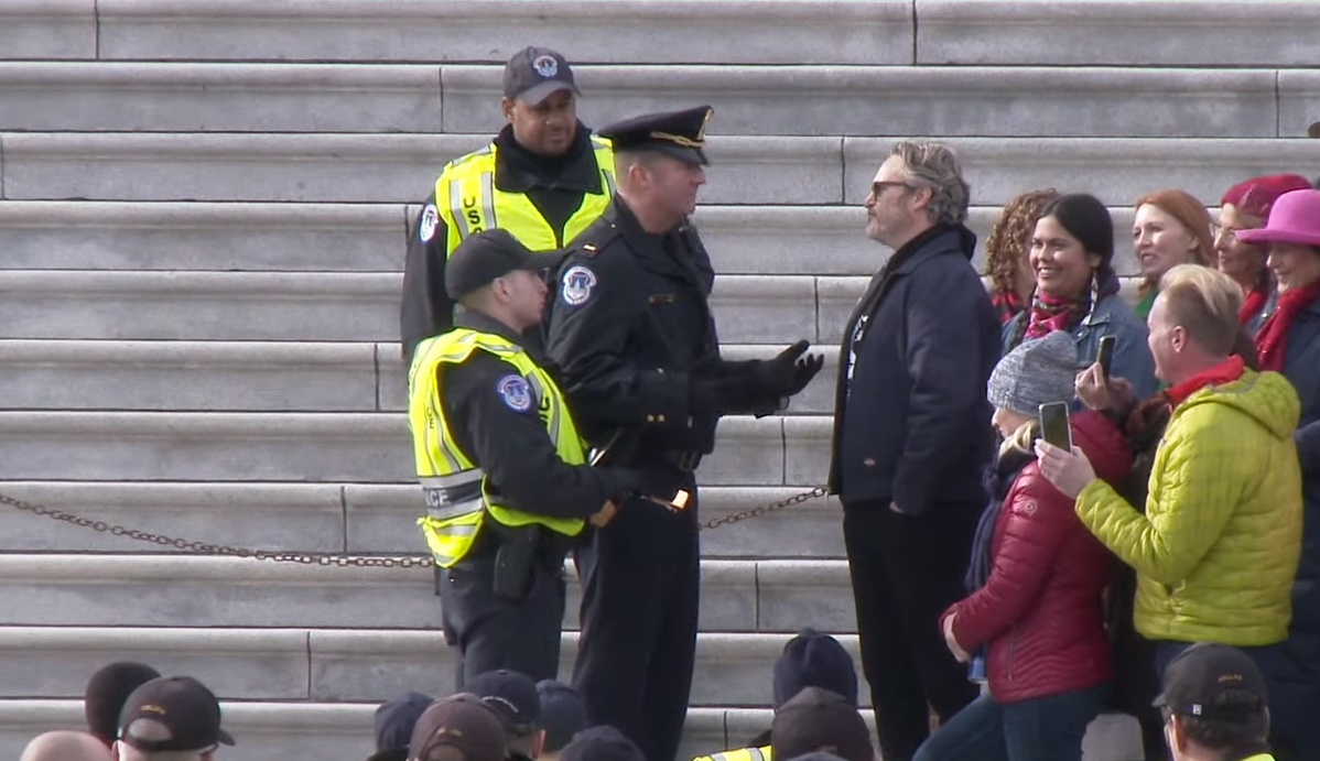 Actorii Joaquin Phoenix și Martin Sheen, arestați în timpul protestului din Washington privind problemele climatice. Explicațiile incredibile ale polițiștilor