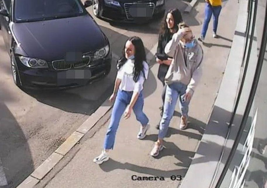 3 tinere din Argeș au găsit o borsetă cu peste 13.000 de euro și au păstrat-o. Gestul făcut după ce și-au văzut pozele pe Internet