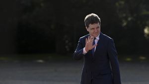 Nicușor Dan și-a făcut publică declarația de avere. Câți bani are în conturi și cine sunt cele 400 de persoane care l-au ajutat în campanie