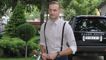 Daramat si abatut la un eveniment monden. Sorin Brotnei a sperat pana in ultima clipa ca fosta iubita sa-si faca aparitia