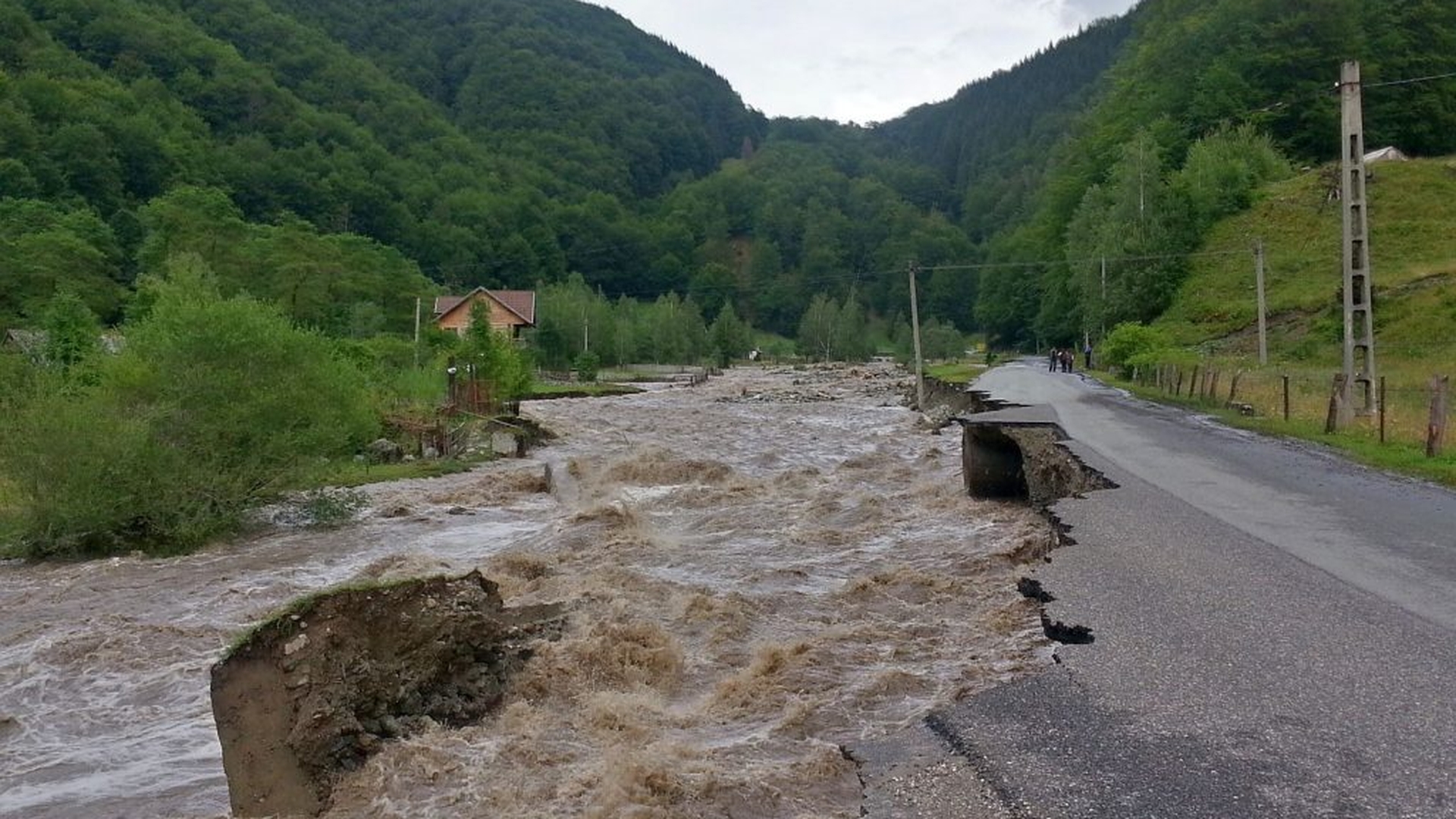 O femeie din Hunedoara a murit după ce a fost luată de viitură