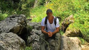 Aşa arată viaţa în imagini a lui RADU VÂLCAN! Uite unde a copilărit prezentatorul