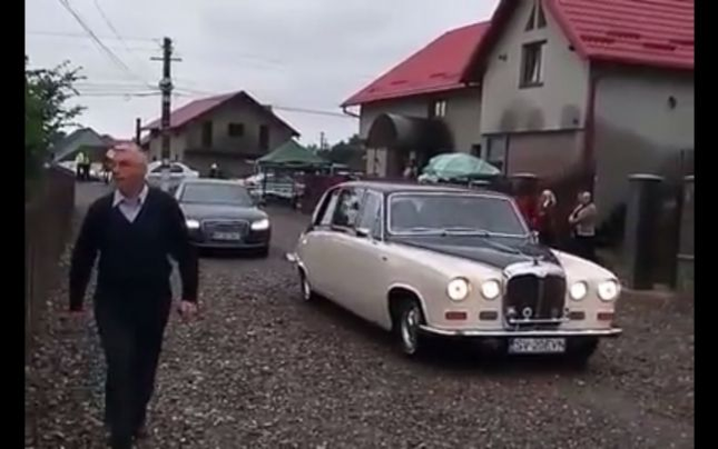 Arhiepiscopii și preoții au venit cu mașini de lux la sfințirea unei biserici din Suceava