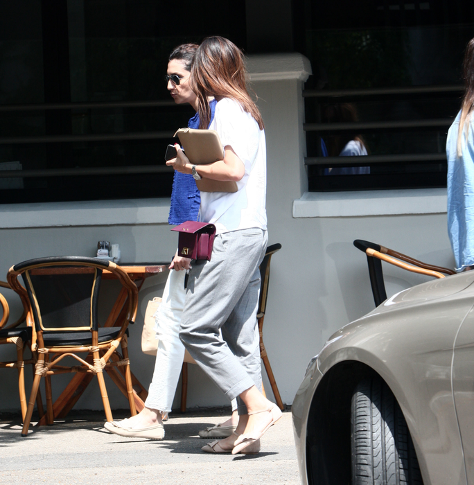 Andreea Raicu a ieşit cu o prietenă, la cafenea