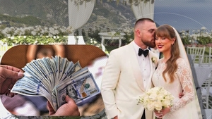 Un artist a făcut bani din gunoiul rămas după nunta lui Taylor Swift. Toate „suvenirurile” s-au vândut imediat