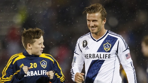 Brooklyn Beckham le calca pe urme parintilor sai! Acesta s-a lansat in modelling, dar este si un fotbalist foarte talentat!