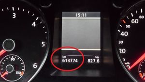 Asta le întrece pe toate! Un român a dat înapoi kilometrajul unei maşini cu... 550.000 de kilometri!
