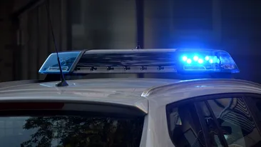 Tânăr șofer din Cluj, aflat sub influenţa alcoolului şi a substanţelor cu efect psihoactiv, reținut după ce a intrat intenționat cu mașina într-un parapet