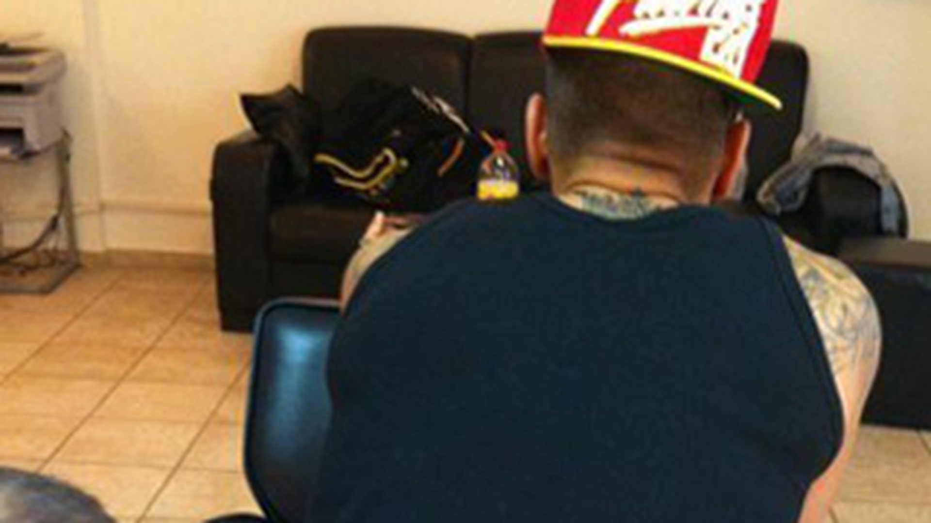 Ce dement! Cel mai nebun tatuaj pe care si l-a facut Alex Velea! Uite ce hal de mesaj si-a scris deasupra feselor!