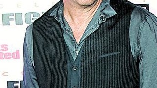 Vrea sa-i calce actorului american pe urme. El este fiul lui Kevin Costner