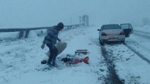 Inedit. Un tânăr din Cafalat a fost luat de acasă de poliţişti și dus să strângă gunoiul pe care îl aruncase pe şosea