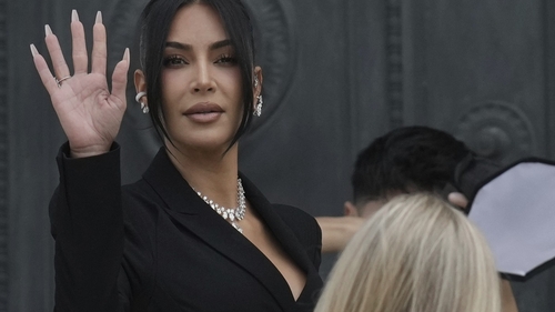 Kim Kardashian, cu un colier de 3 milioane de dolari la procesul pentru jaful de 10 milioane de dolari din Paris