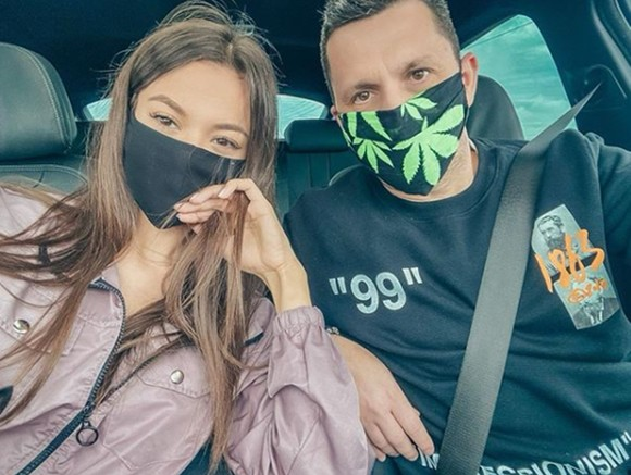 Flick are cu cine se mândri! Denisa Hodișan și-a scos rochia de mireasă la licitație. Care este motivul