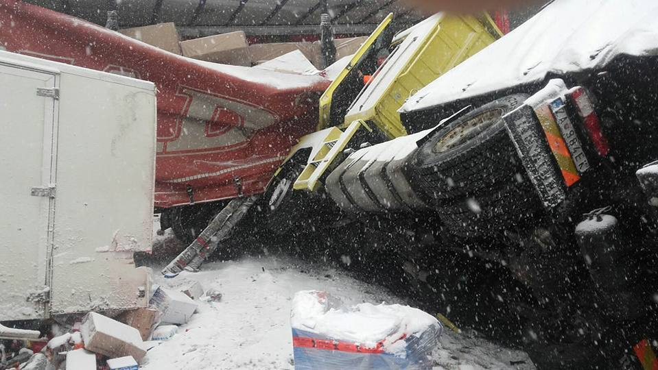 VIDEO / Noi imagini de la carambolul din Cehia! Mai mulţi români, implicaţi în accident au filmat imaginile înfiorătoare de la faţa locului: „Dezastru, frate!”