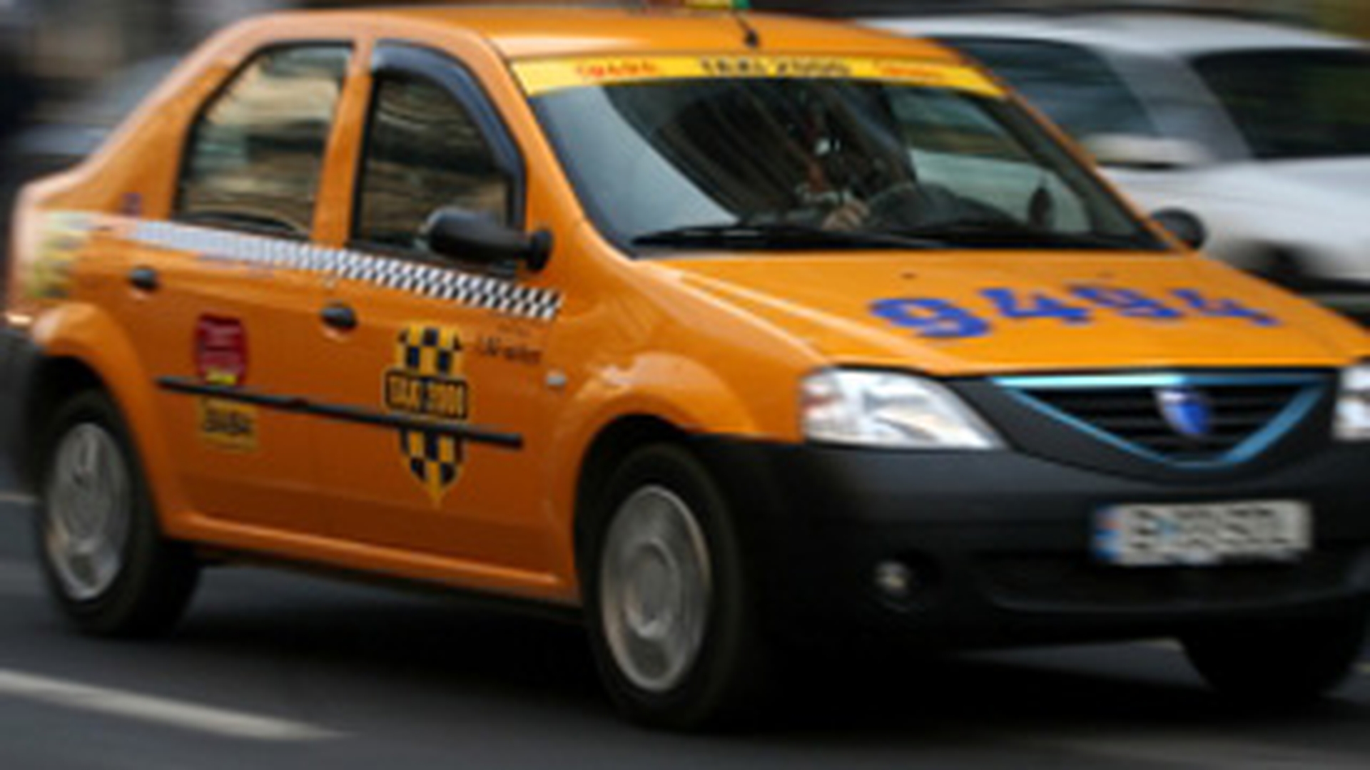 Un tanar din Suceava care se afla intr-un taxi a fost talharit de 2.000 de euro