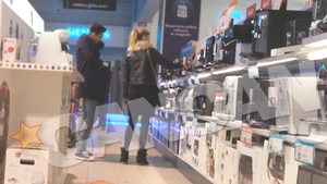 Un solist celebru a pierdut cumparaturile online de Black Friday, dar s-a dus la mall sa isi ia filtru de cafea. Cu sotia de mana