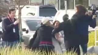 VIDEO Riscurile meseriei! Un reporter si o femeie cameraman sunt calcati in picioare la o inmormantare