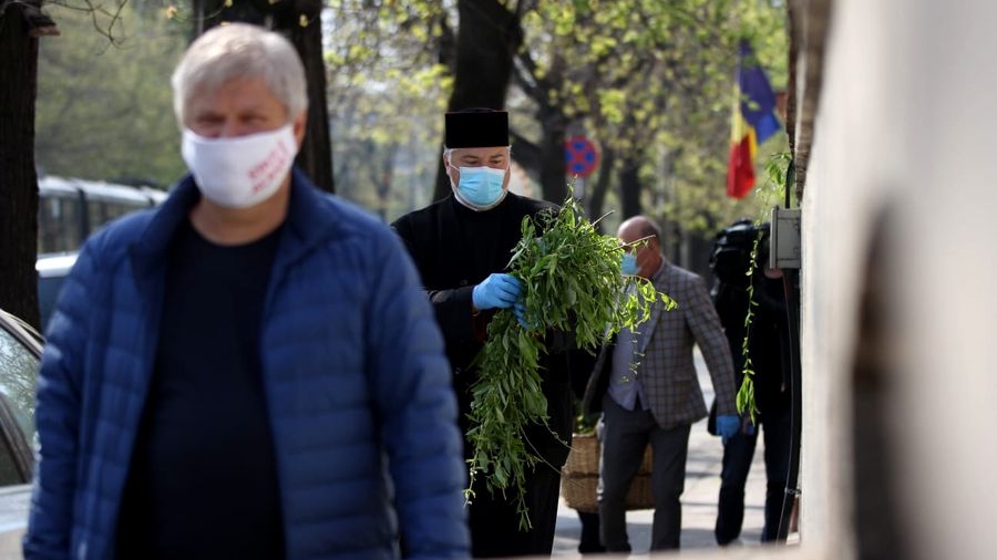 Daniel Tudorache, primarul Sectorului 1, și un preot al Bisericii Cașin împart ramuri de salcie bucureștenilor: ”Căminul fiecărui creștin va fi propria bazilică” | FOTO