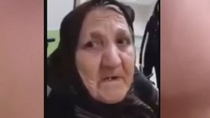 Această bătrână a fost lăsată să aştepte ore-n şir pe holurile unui spital şi a fost ignorată de medici. Imaginile au devenit virale