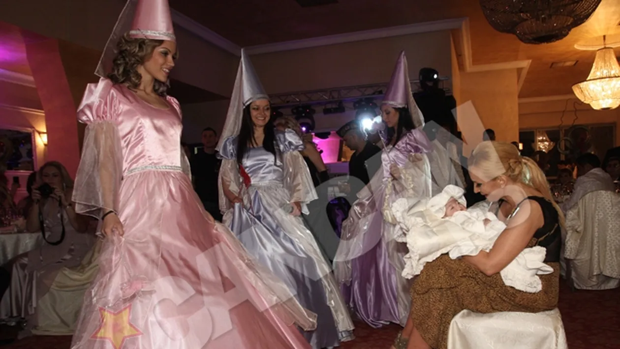 Daniela Gyorfi a ascultat cu lacrimi in ochi urarile pentru fiica ei! Spectacol cu ursitoare!