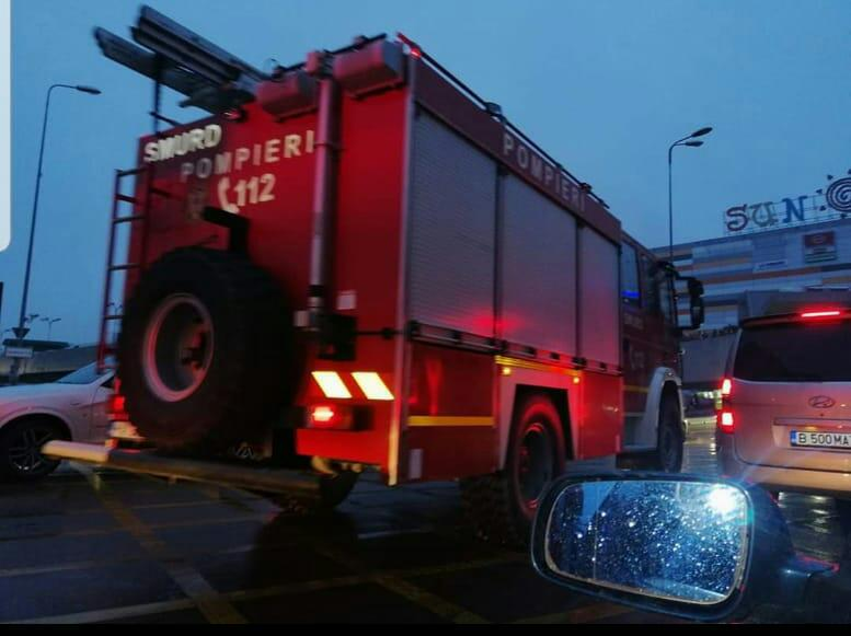 Incendiu într-un mall din Capitală. Mai multe echipaje de pompieri încearcă să stingă focul. Avem primele imagini