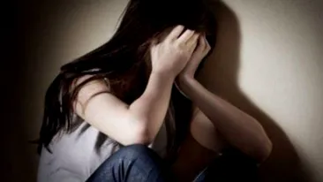 Fată de 10 ani, violată în scara blocului. Suspectul este un bărbat de 46 de ani