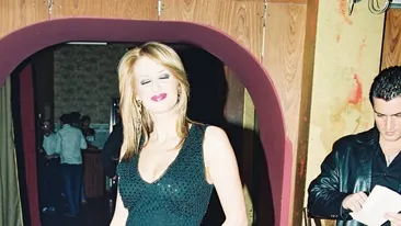 Julia Chelaru, sexy cu frâna trasă: poza din club cu cerceii statement