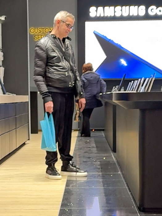 Fostul pilot de raliuri a aruncat o privire la câteva modele de telefoane