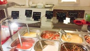 Câți lei costă un meniu complet în cantina Parlamentului, de fapt: "Nu sunt deloc prețuri mici!"