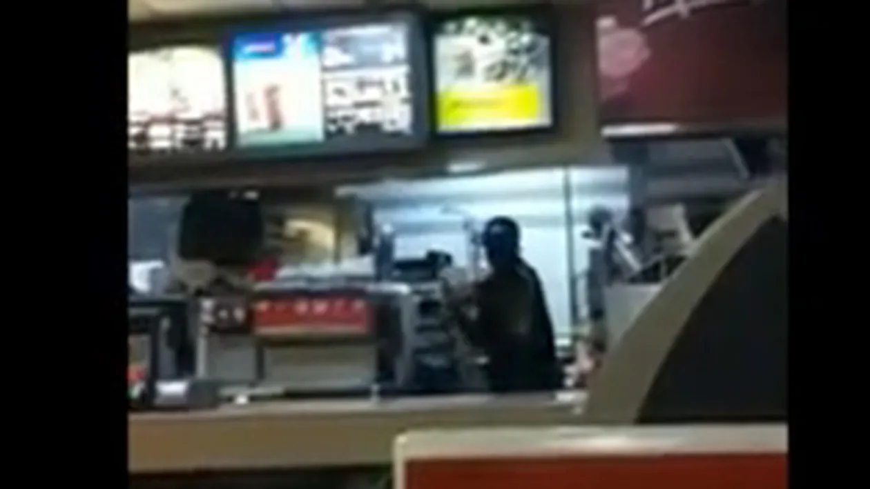 VIDEO Doua femei, batute crunt de casierul unui lant de restaurante fast food din America! Vezi aici de ce