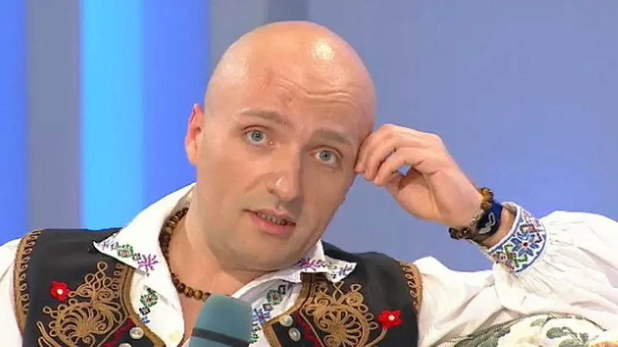 Costi Ionita este zen in costum popular dobrogean. S-a apucat de yoga si a invatat cum sa se apere de vampirii energetici