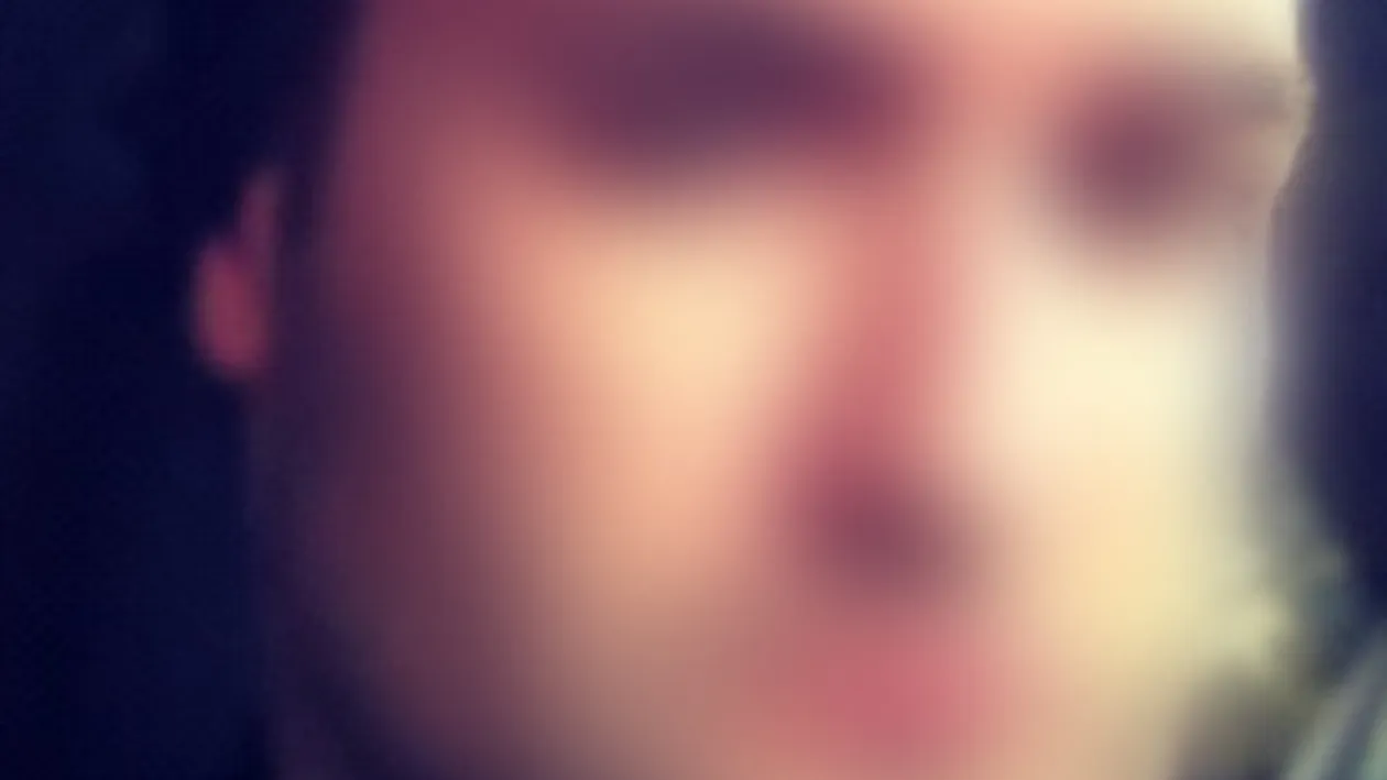 Smiley este deprimat din cauza vremii sau sufera din dragoste? Uite ce fata suparata are artistul! Voi ce credeti ca a patit?