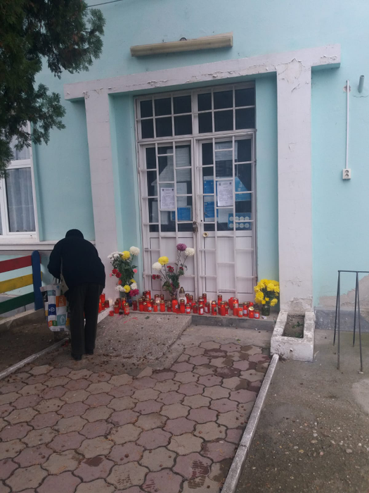 Dispensarul din Potcoava s-a transformat în altar, la intrare fiind aduse zeci de flori și lumânări