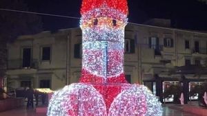 FOTO VIRAL! Decorațiuni de Crăciun cu „forme falice”, într-o piață din Constanța