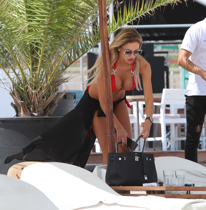 Bianca Drăgușanu a avut o apariție de zile mari pe o plajă de fițe din Mamaia