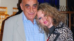 Oana Lis şi-a făcut selfie la un eveniment monden dar n-a văzut ce făcea în spatele ei Viorel! 