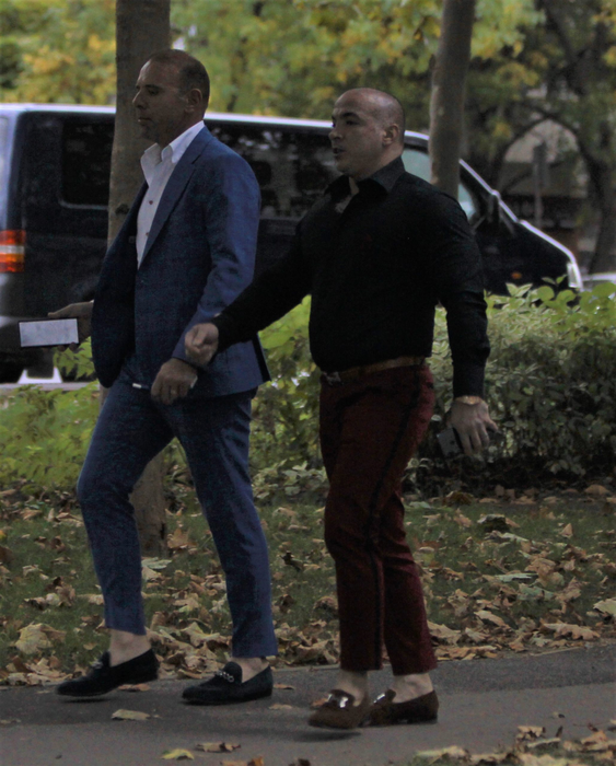 Robertino Georgescu și Dan Drăgulin, surprinși la pas prin Capitală